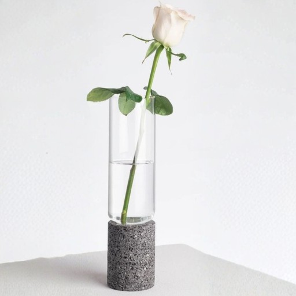 Florero de vidrio y piedra volcánica