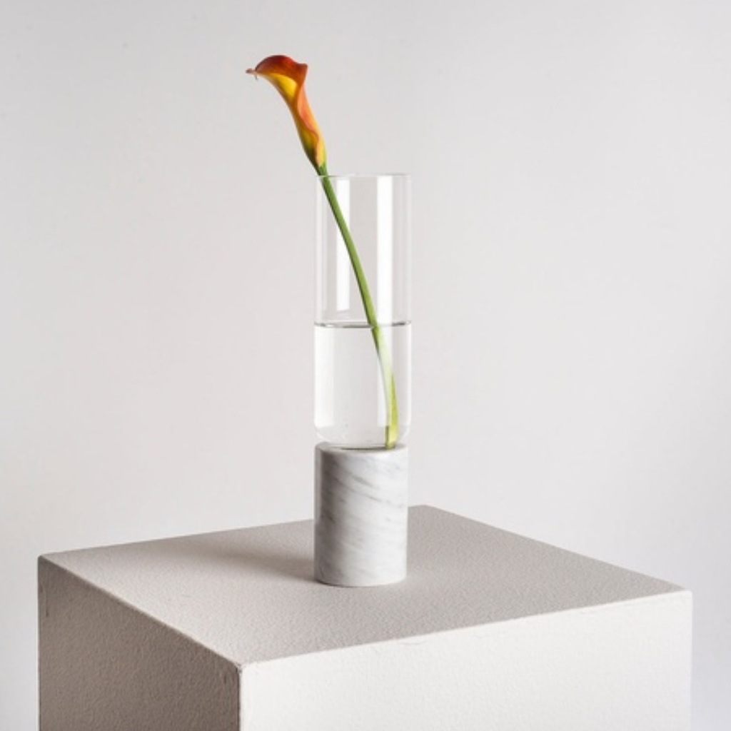 Florero de vidrio y mármol blanco