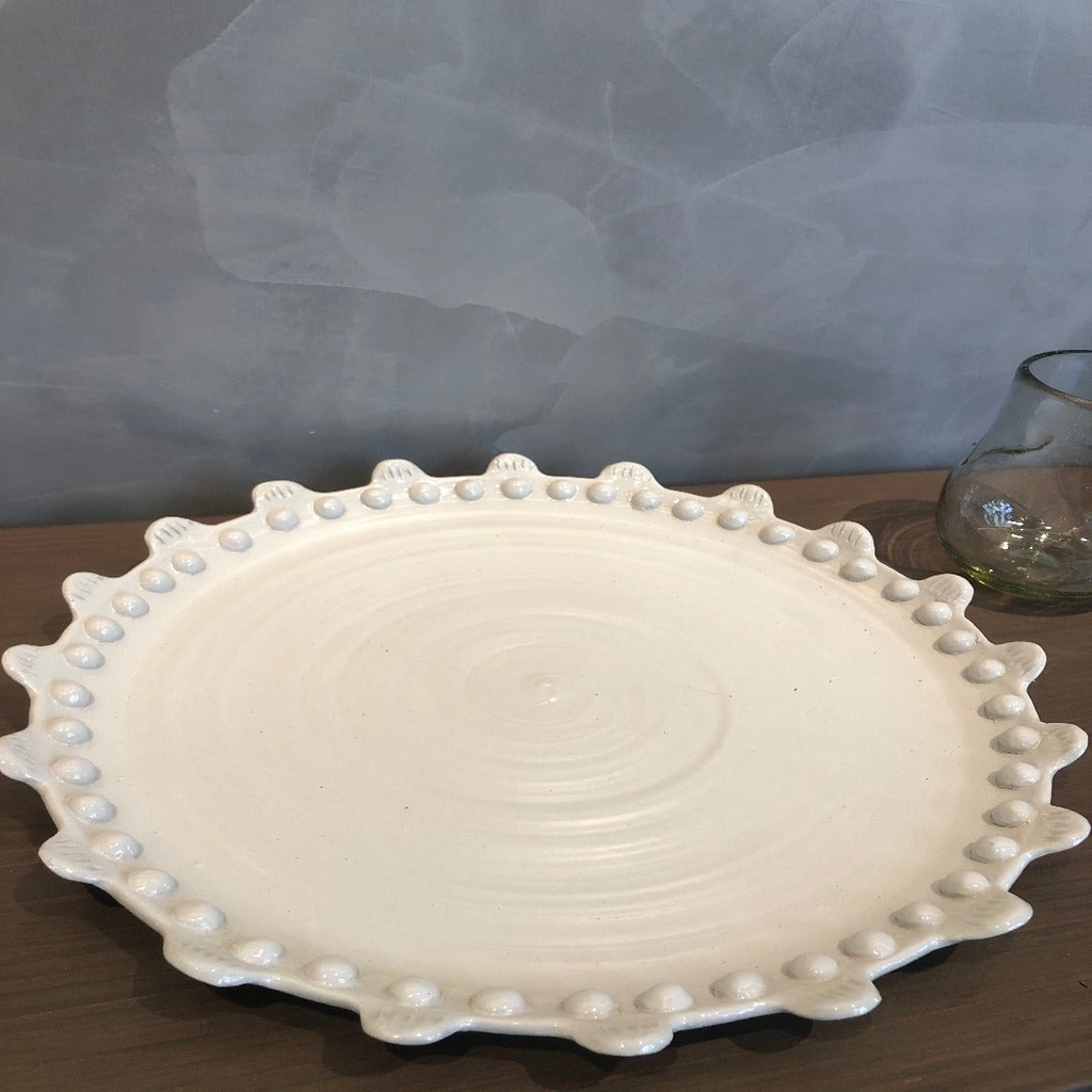 Baja plato con plumas y esferas pequeñas Beige