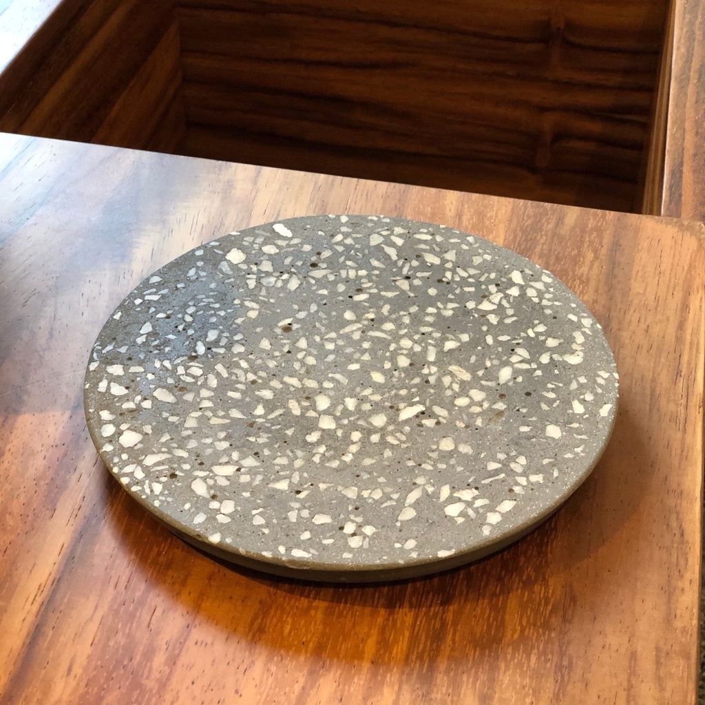 Plato de concreto negro