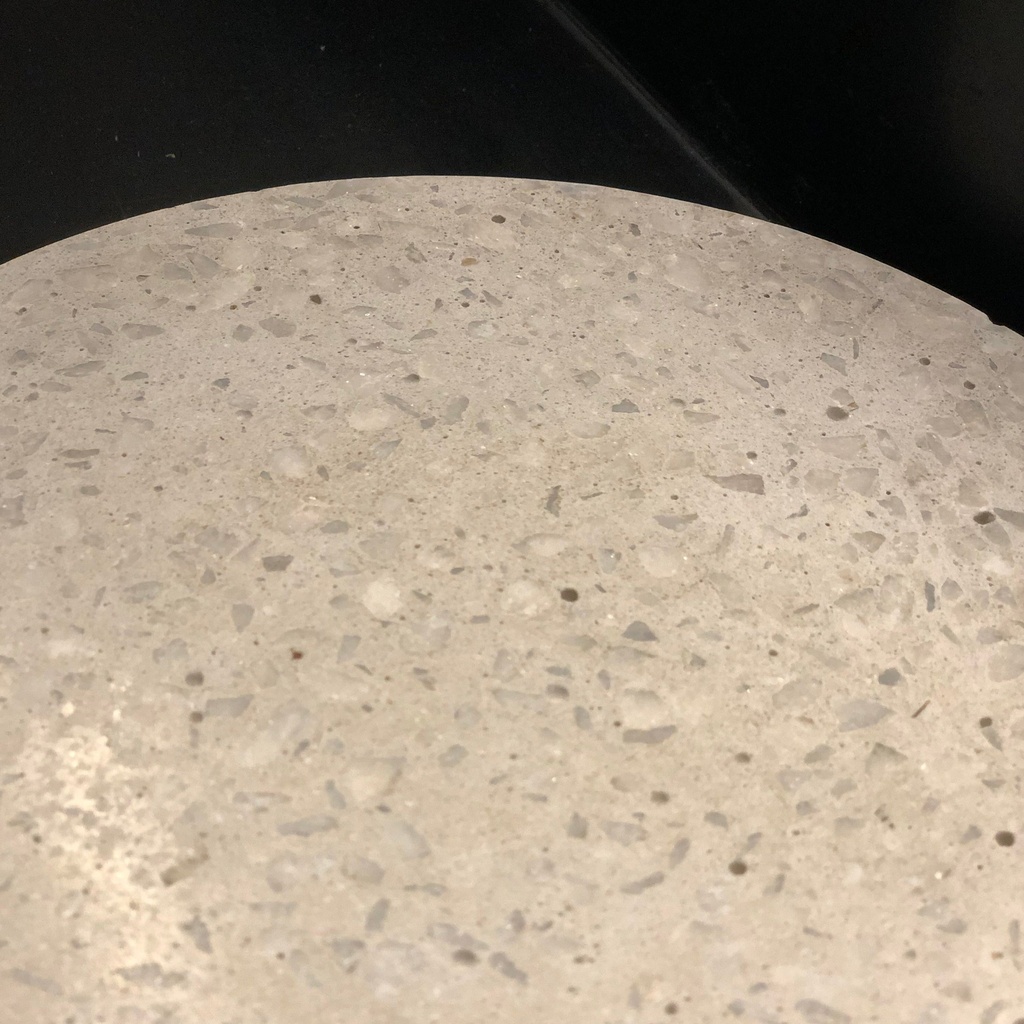 Plato de concreto gris