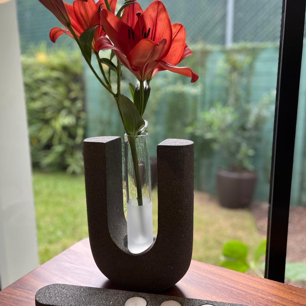 Florero U piedra volcánica pequeño