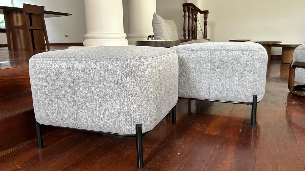 Ottoman Cuadrado Gris Tela y madera