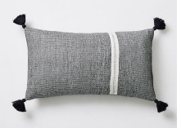 [C0072] Cojín Borlas Negro