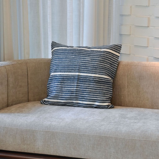 Cojín azul con rayas blancas