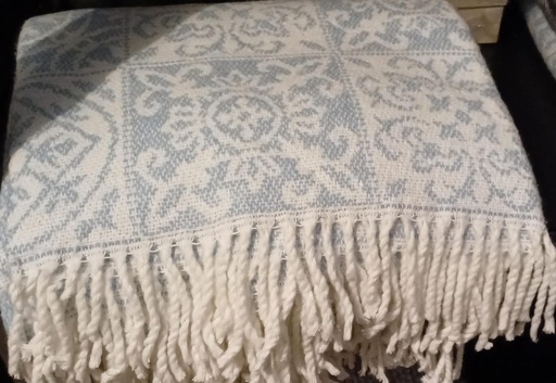 Throw Celeste con Blanco